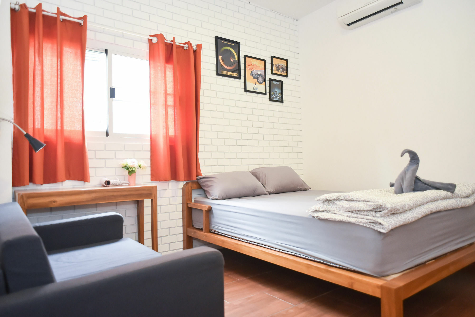 The Garage Guest house 2*